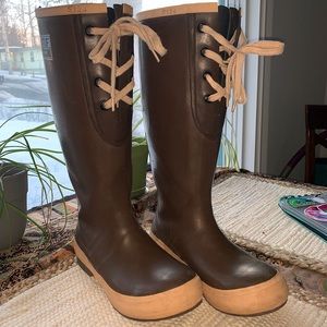 Xtratuf Women’s Legacy 15” boot with laces